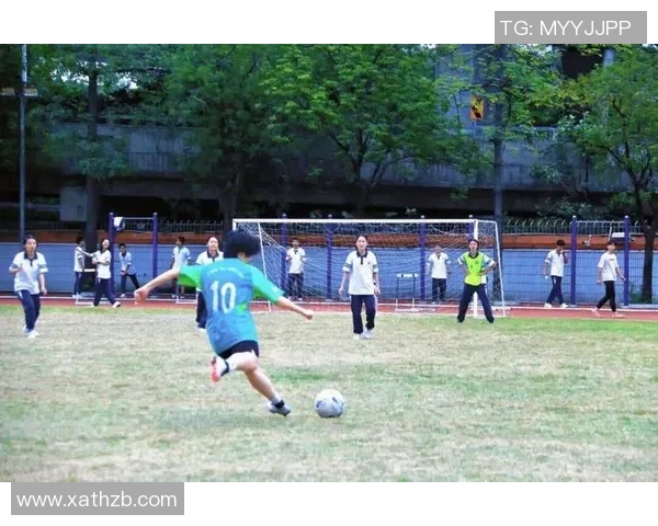 在绿茵场上挥洒汗水我的业余生活与足球的激情碰撞